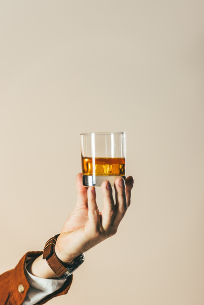 Schnappschuss von Mann mit Glas Whiskey isoliert auf Beige - Foto, Bild