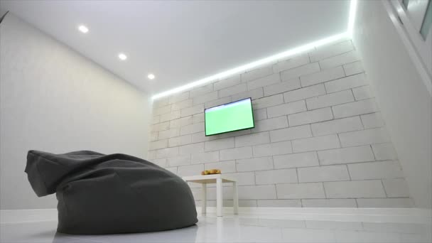 Sala de estar moderna com TV e saco de cadeira
 - Filmagem, Vídeo