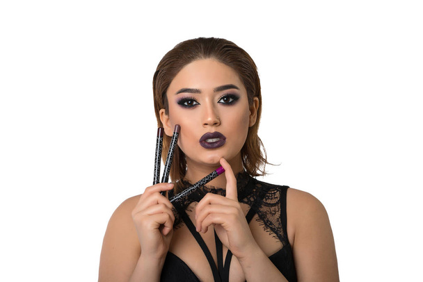 Belle jeune femme tenant différents crayons de maquillage
 - Photo, image