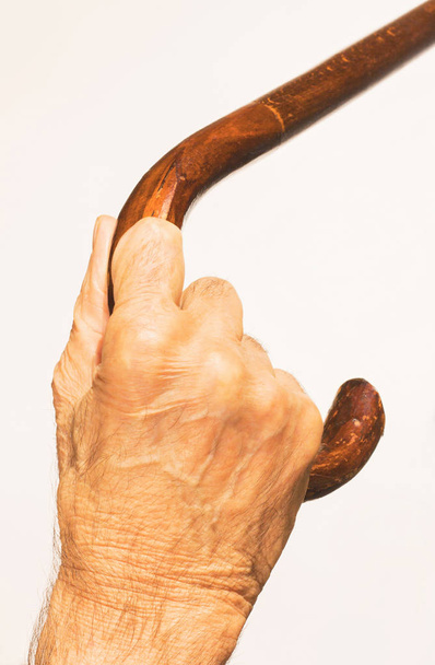 Idős ember kéz támaszkodva sétabot - Fotó, kép