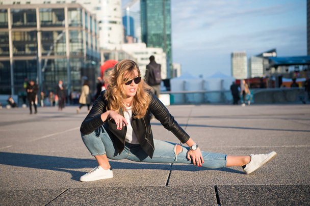 Woman split leg on grey pavement in paris, france - Fotoğraf, Görsel