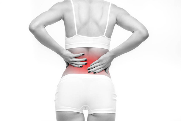 спина или поясничная боль, женщина с болями в спине на белом фоне
 - Фото, изображение