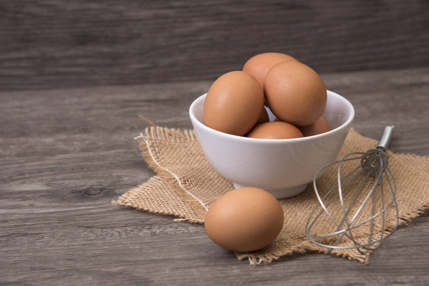 ahşap üzerinde kopya alanı ile yumurta ve masa örtüsü, üstten görünüm - Fotoğraf, Görsel