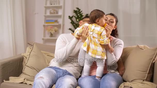 onnellinen perhe vauvan kanssa tyttö kotona
 - Materiaali, video