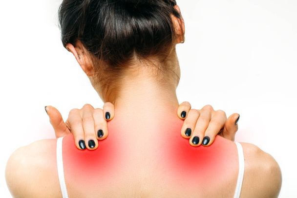 Gelenkschmerzen, Frau in Dessous, die an Nackenproblemen leidet, isoliert auf weißem Hintergrund. zurück  - Foto, Bild