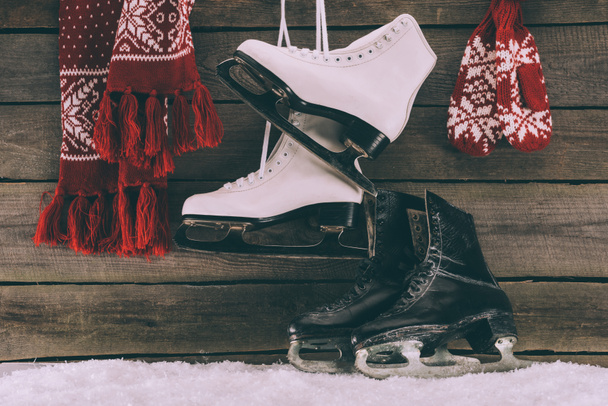 écharpe rouge avec gants et patins blancs et noirs
 - Photo, image
