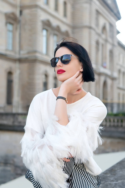 Girl in sunglasses pose on house facade in paris, france - Φωτογραφία, εικόνα