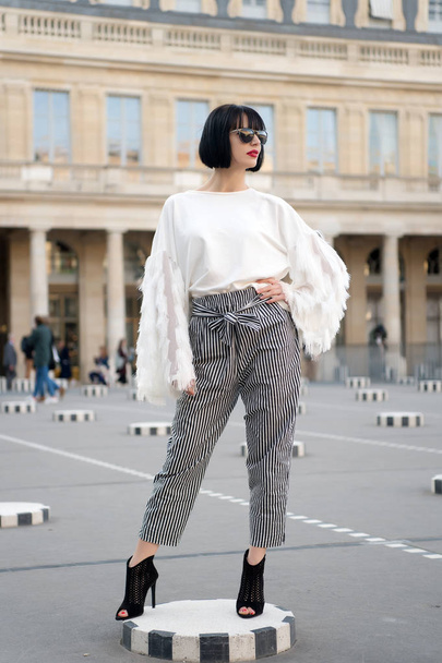 Girl pose on square in paris, france - Fotó, kép