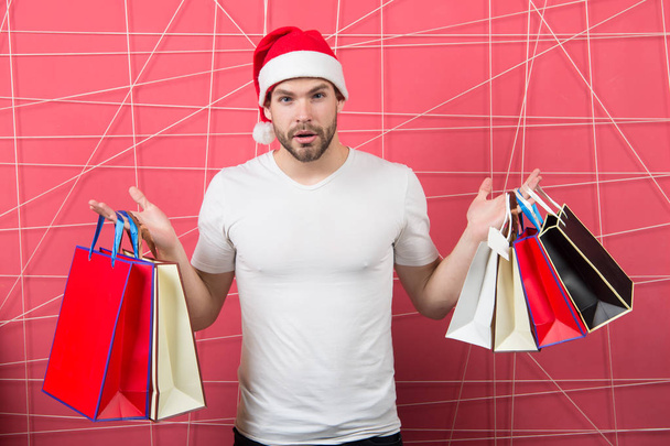 Man santa with shopping bags on pink background - Fotoğraf, Görsel
