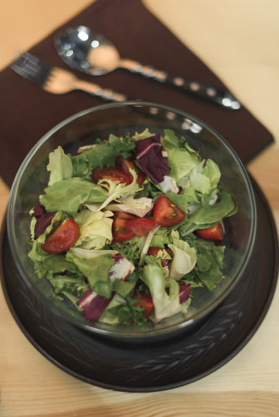 селективный фокус салата из свежих овощей в миске на деревянном столе
 - Фото, изображение