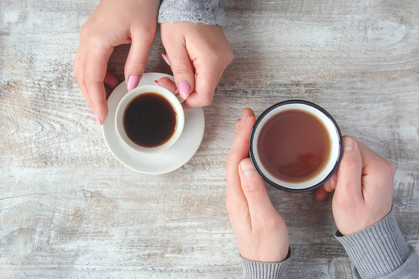 Tasses de thé dans les mains des hommes et des femmes. Concentration sélective
. - Photo, image