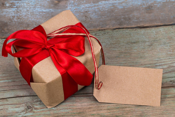  boîte cadeau avec étiquette avec espace vide pour un texte sur backg en bois
 - Photo, image