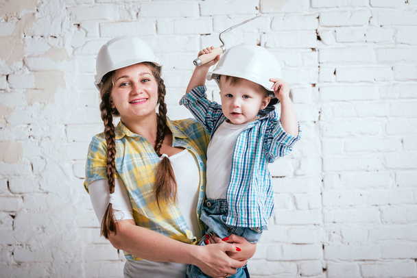 Happy family of mother and son in new house. Construction, repair, interior. - 写真・画像