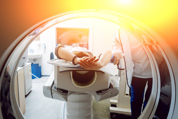 Equipo médico. Médico masculino y paciente femenino en sala de tomografía computarizada en el hospital
. - Foto, imagen