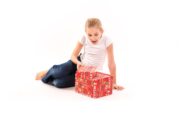 Happy girl with present box isolated - Fotoğraf, Görsel