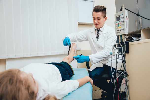 Nerventest des Patienten mittels Elektromyographie. Medizinische Untersuchung. EMG - Foto, Bild