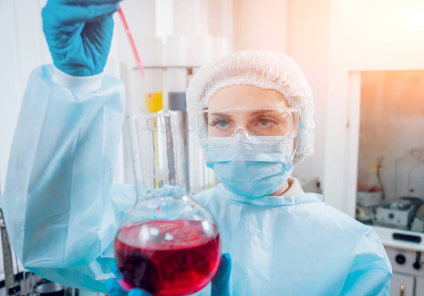 Science technician at work in the laboratory. Medical background - Valokuva, kuva