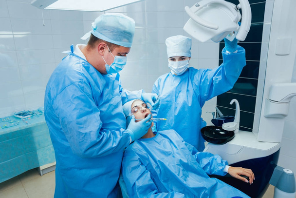 Vorbereitung auf zahnärztliche Eingriffe. Betäubung. moderne Technologien - Foto, Bild