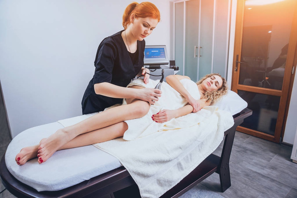 Young girl is relaxing in the spa. Physiotheraphy. - Zdjęcie, obraz