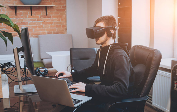 Young man in virtual reality headset in office - Valokuva, kuva