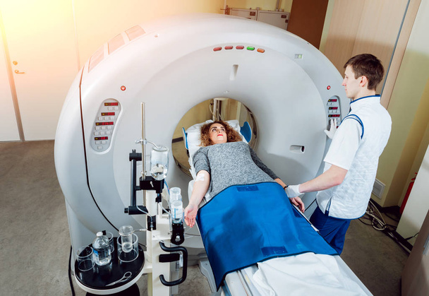 Equipamento médico. Médico caucasiano do sexo masculino e paciente do sexo feminino em sala de tomografia computadorizada no hospital
. - Foto, Imagem