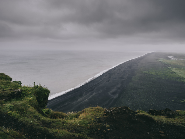 luonnonkaunis näkymä mustasta hiekkarannasta kalliolta, Vik, Islanti
 - Valokuva, kuva