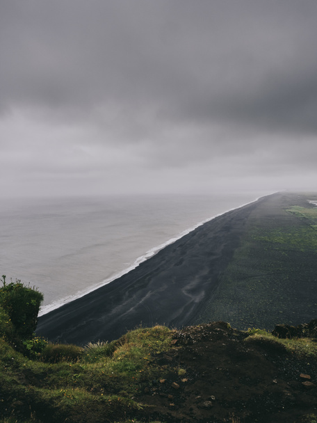 живописный вид на пляж с черным песком со скалы, Вик, Исландия
 - Фото, изображение