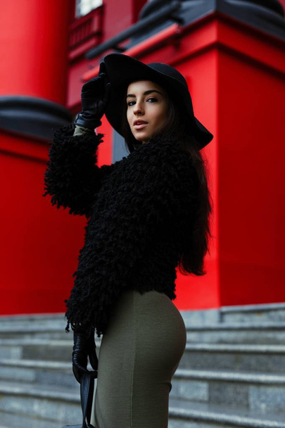 Gorgeous young brunette woman in fashionable hat posing - Foto, Imagen