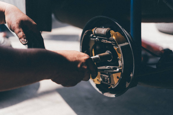 Frein à tambour et plaquettes de frein en amiante au garage
 - Photo, image