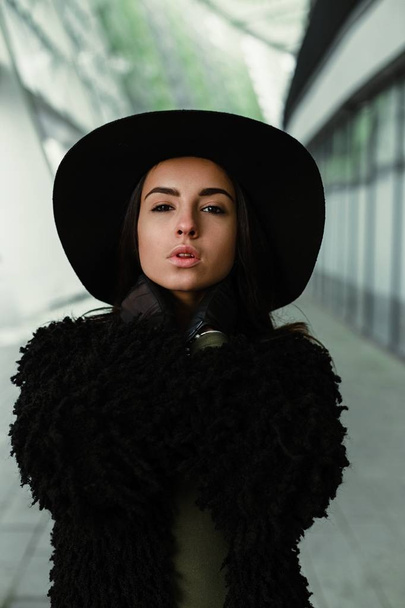 Gorgeous young brunette woman in fashionable hat posing - Foto, Imagen