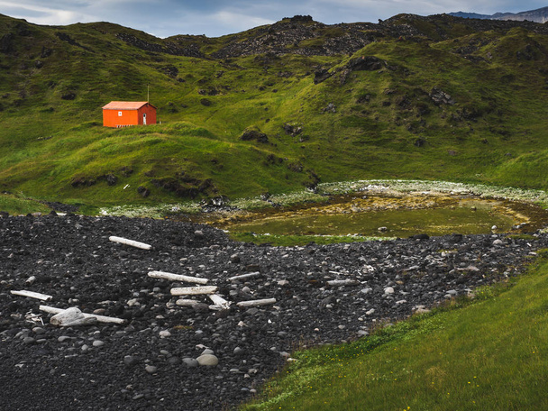 paisagem norte com solitário casa vermelha em montanhas verdes, Islândia
 - Foto, Imagem