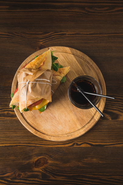 pohled shora na dva sendviče na sobě na prkénku - Fotografie, Obrázek