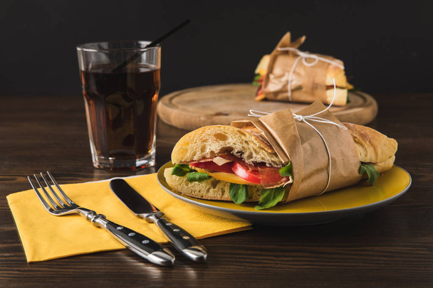 Sarı tabak ve çatal bıçakla pişmiş panini - Fotoğraf, Görsel