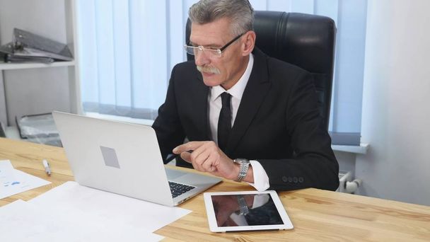elderly businessman working with computer in modern office - Foto, imagen