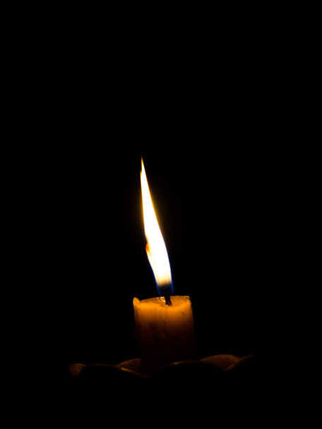 Una luz de vela sobre fondo negro, la luz de la vela brilla luz en el destino
. - Foto, imagen