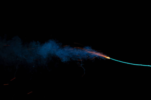 ヒューズを燃焼火花、青い煙が黒の背景に分離 - 写真・画像