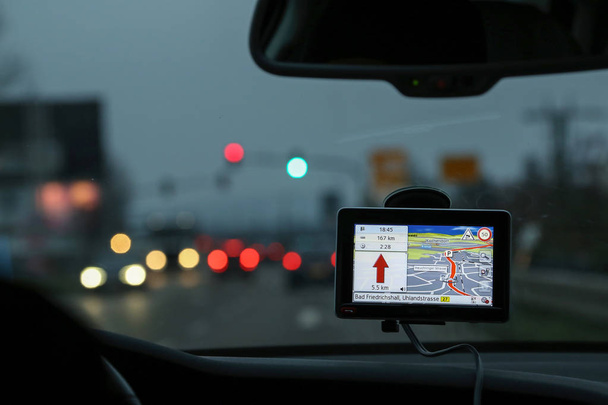Nahaufnahme des GPS-Navigationssystems im Auto - Foto, Bild