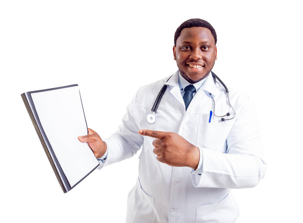 白の分離されたアフリカ系アメリカ人の医者 - 写真・画像