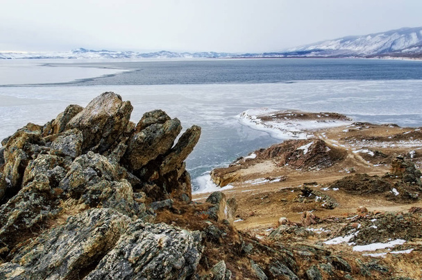 冬、バイカル湖、ロシアの大きな美しい湖と山の上を見る - 写真・画像