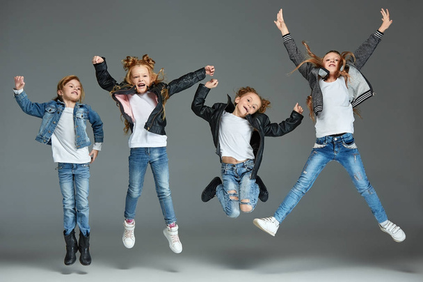 Nuori tyttö hyppää studiossa
 - Valokuva, kuva