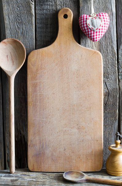 Old retro empty cutting board with heart love cooking food background concept - Foto, Imagem