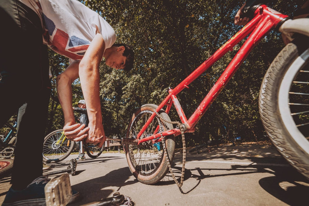 Teenager riding a BMX in skate park. - Zdjęcie, obraz
