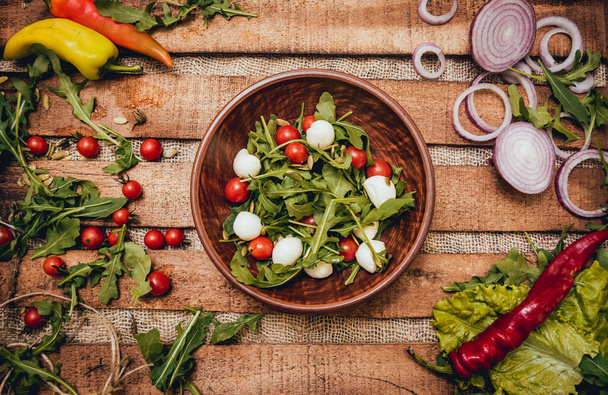Leafy vegetable salad with little tomatoes and mozzarella - Φωτογραφία, εικόνα