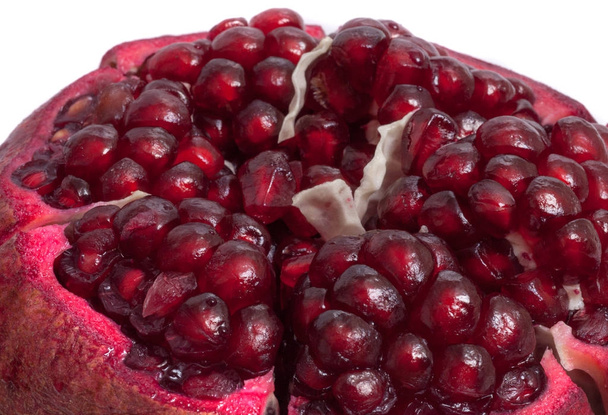 primer plano de fruta de granada fresca madura aislada sobre fondo blanco
 - Foto, imagen