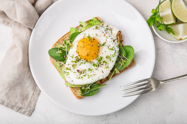 toast with avocado, spinach and fried egg - Foto, Imagem