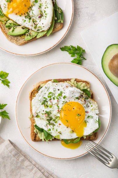 toast with avocado, spinach and fried egg - Фото, зображення