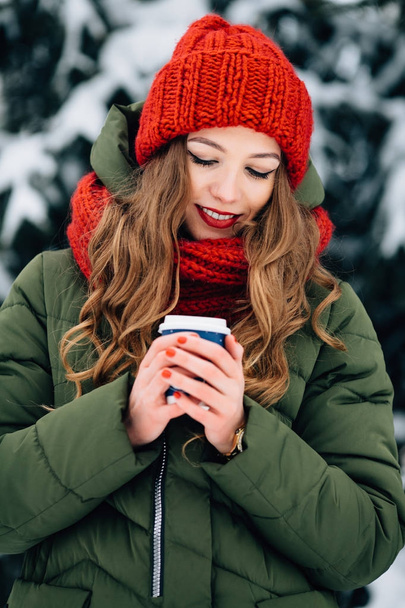 girl drinking coffee in winter day - Фото, зображення