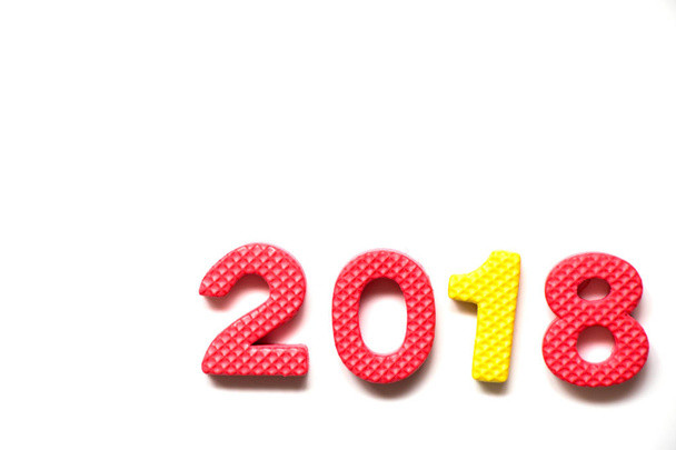Alfabeto de espuma de juguete en la redacción 2018 sobre fondo blanco (Concepto para la decoración feliz año nuevo
) - Foto, Imagen