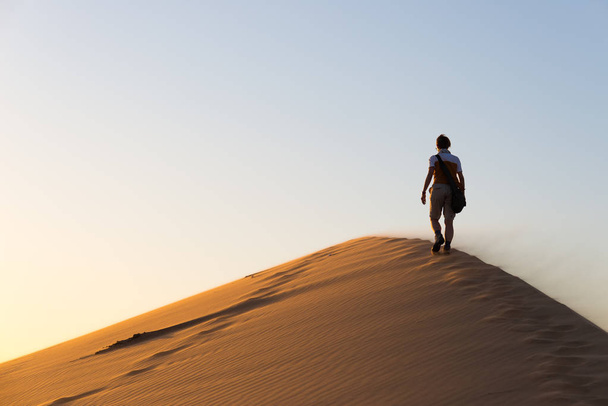 Promenade touristique sur les dunes de sable à Sossusvlei, désert du Namib, parc national du Namib Naukluft, Namibie. Voyager, aventure et vacances en Afrique
. - Photo, image