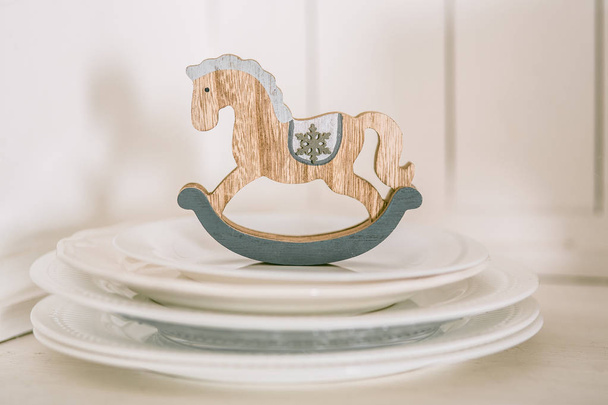 cheval en bois sur les assiettes
 - Photo, image